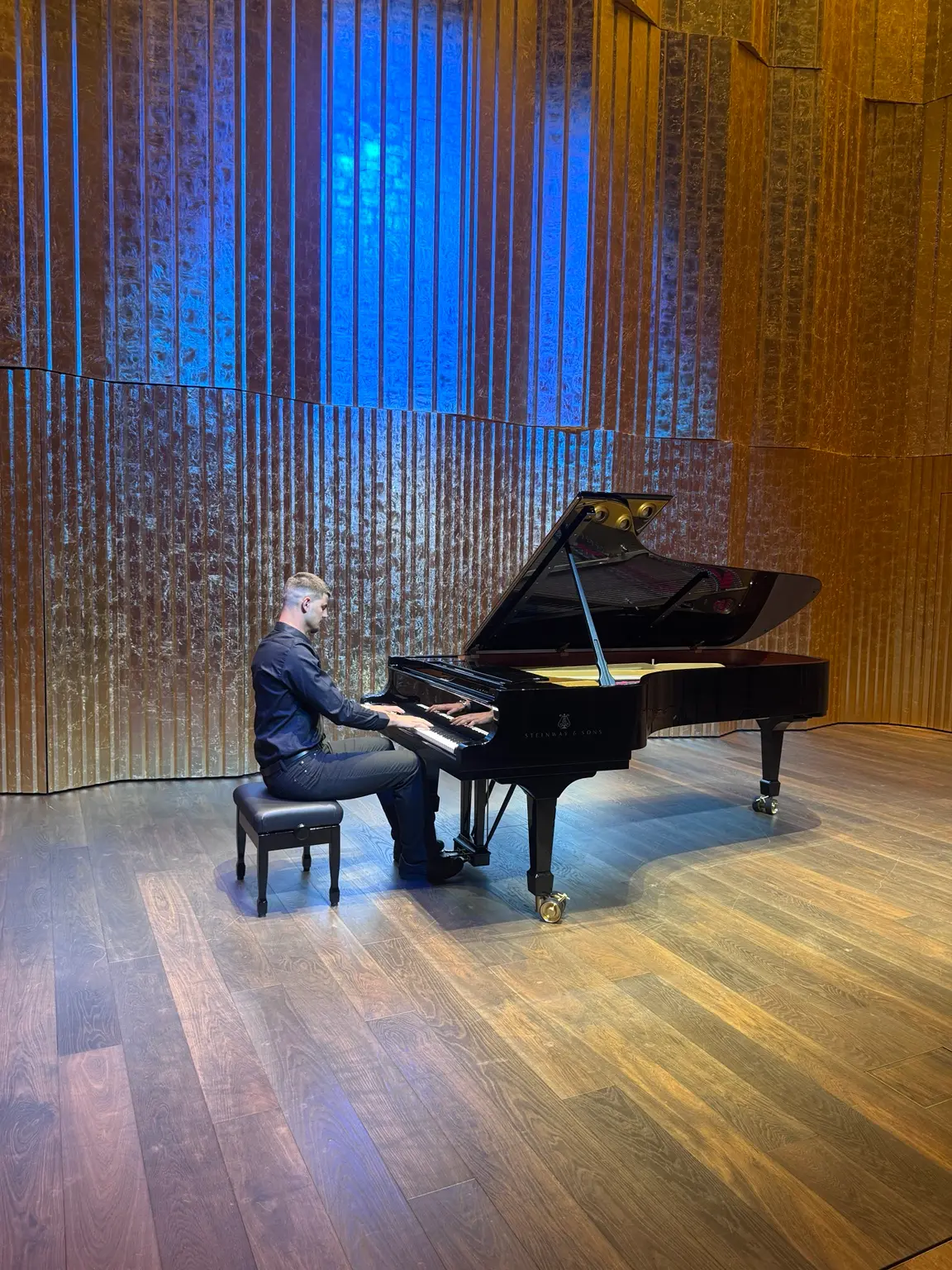 Stefan Jevtic am Steinway-Flügel